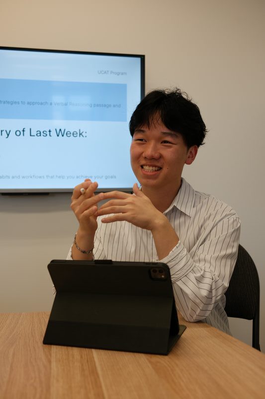 Will Zheng teaching a maths class at Artin Education